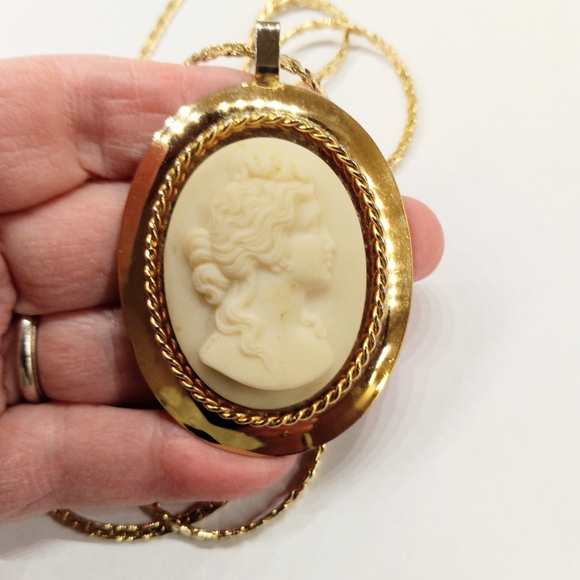 Cameo Necklace - Picture 4 of 6